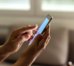 eSIM krok po kroku: Jak aktywować i korzystać z internetu za granicą? Prosty poradnik dla początkujących podróżników