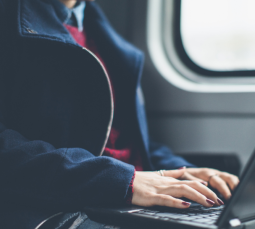 Internet w podróży po 10 krajach? eSIM, router WiFi czy lokalna karta SIM — które rozwiązanie jest najwygodniejsze i najbardziej opłacalne?