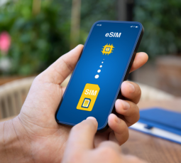 eSIM za granicą – jak i gdzie kupić wirtualną kartę SIM z internetem? Aktywacja przed wyjazdem krok po kroku