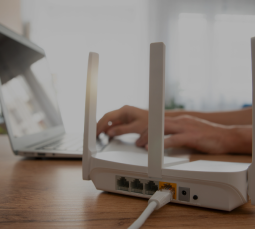 Jak zabezpieczyć router mobilny w podróży?