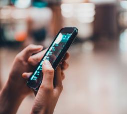 Wylądowałeś i telefon nie łapie zasięgu. Jak nie dać się zaskoczyć przez roaming w złym momencie.
