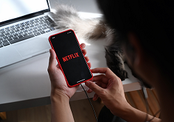 Serwis Streamingowy Netflix działający dzięki Nielimitowanemu i Szybkiemu Internetu XOXO WiFi
