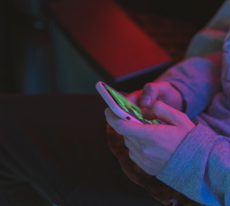 eSIM a roaming – co wybrać za granicą? Porównanie kosztów, szybkości i wygody