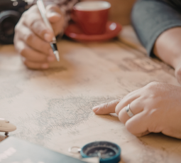 Jak uniknąć kosztów roamingu? eSIM w podróży