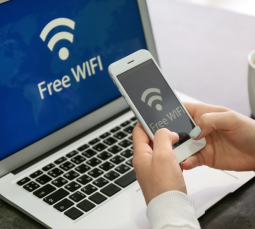 Dlaczego darmowe Wi-Fi w hotelu to mit, na którym możesz stracić więcej niż myślisz.