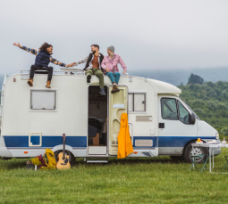 Internet w podróży kamperem – eSIM czy router?